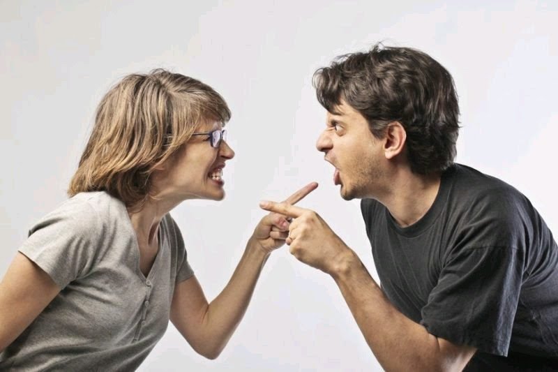 Mộng thấy vợ chồng hàng xóm cãi nhau ngoài đường thì xin chúc mừng